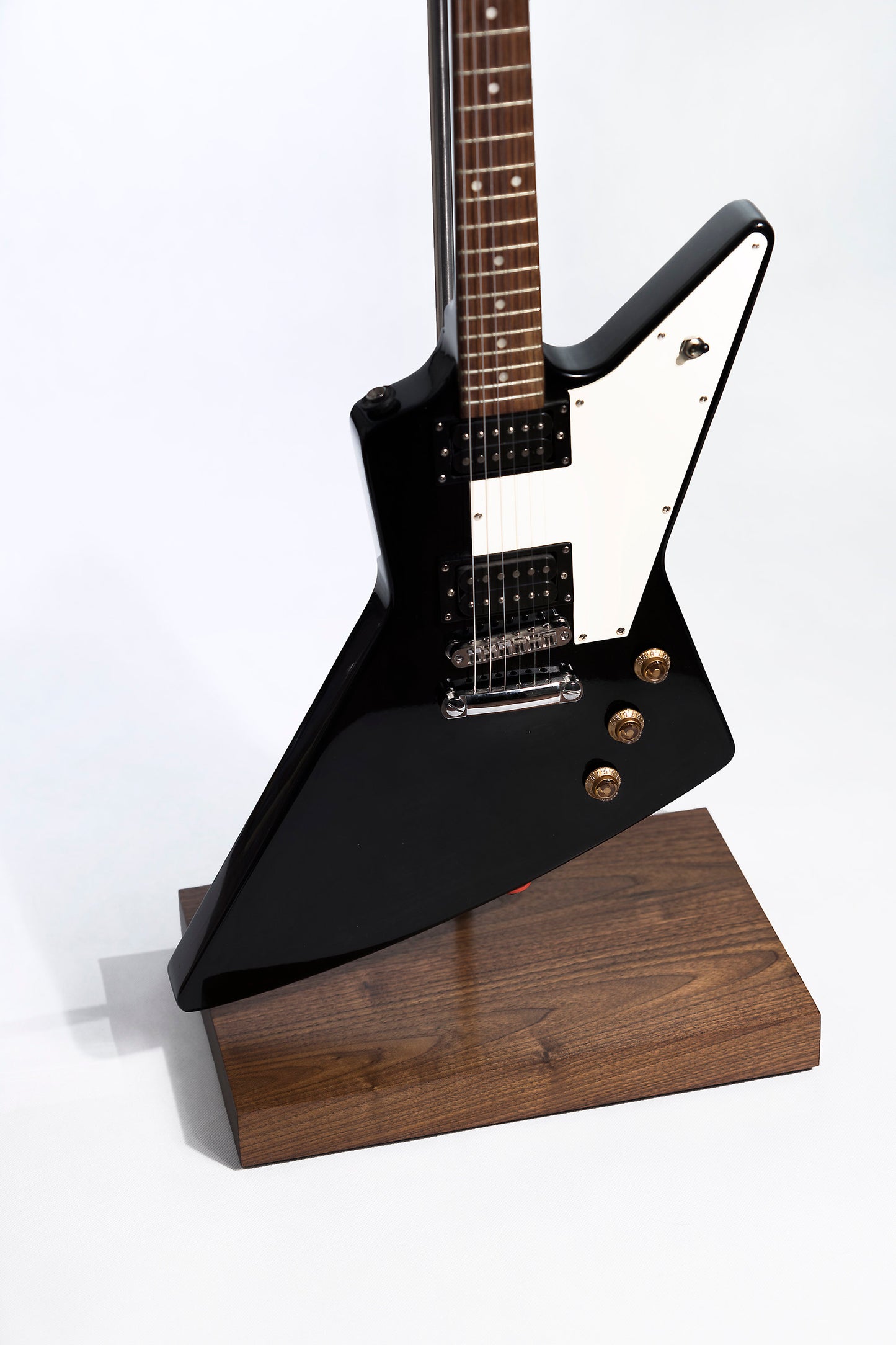 Guitar stand walnut by M-ski 4