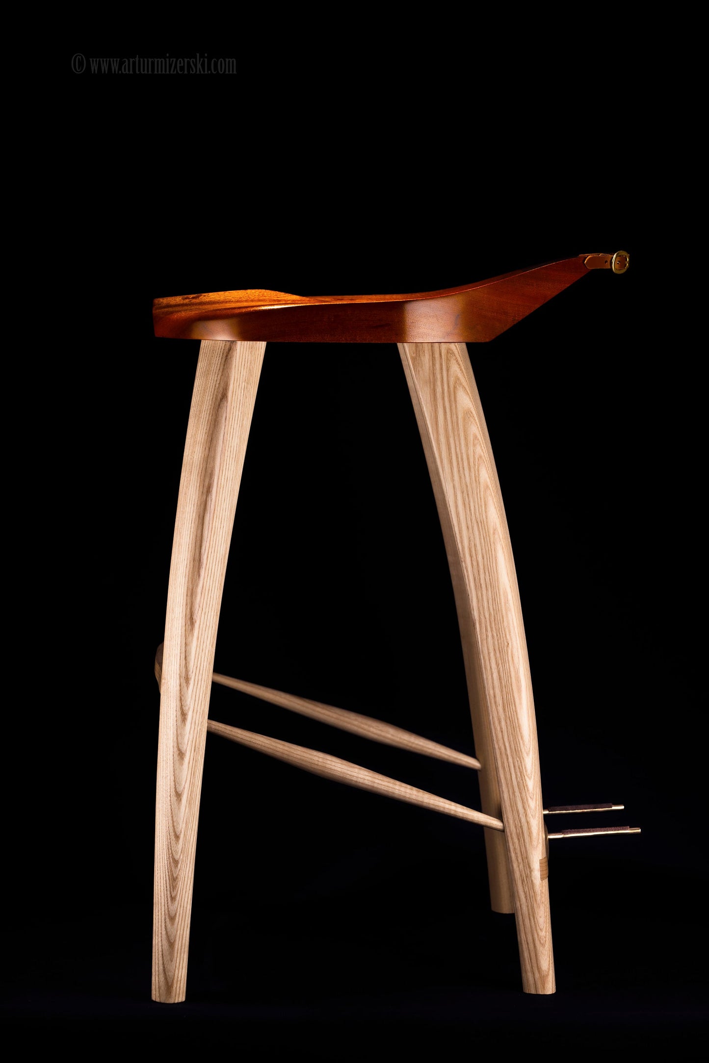 The Giant - Guitar Stool hand carved by M-ski