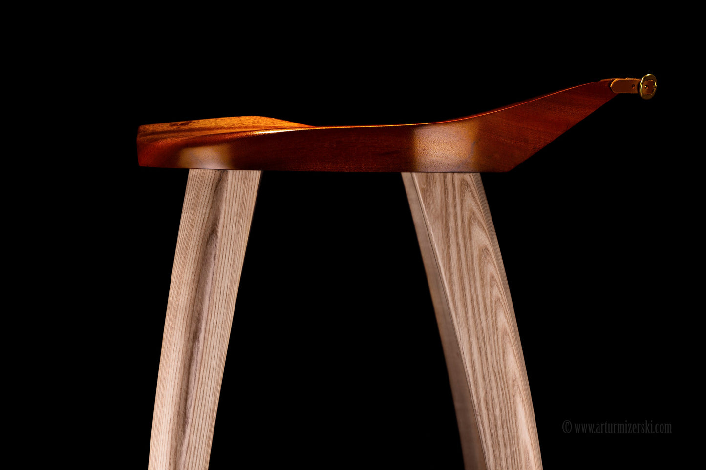 The Giant - Guitar Stool hand carved by M-ski